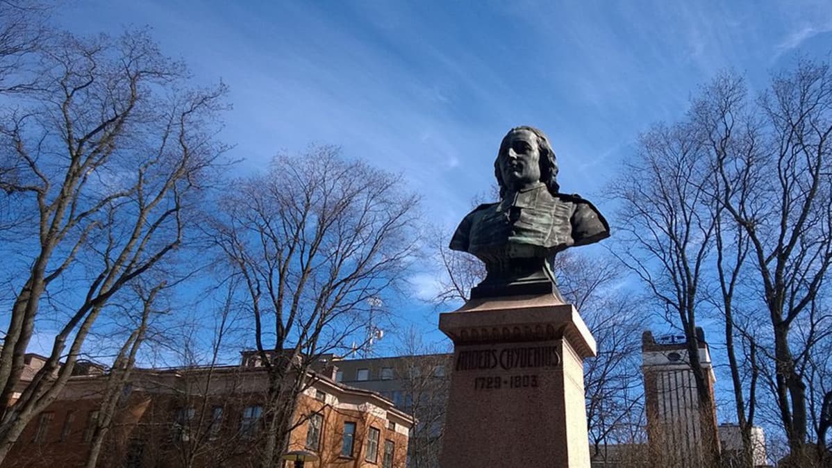 Kuvassa Anders Chydeniuksen patsas puistossa.