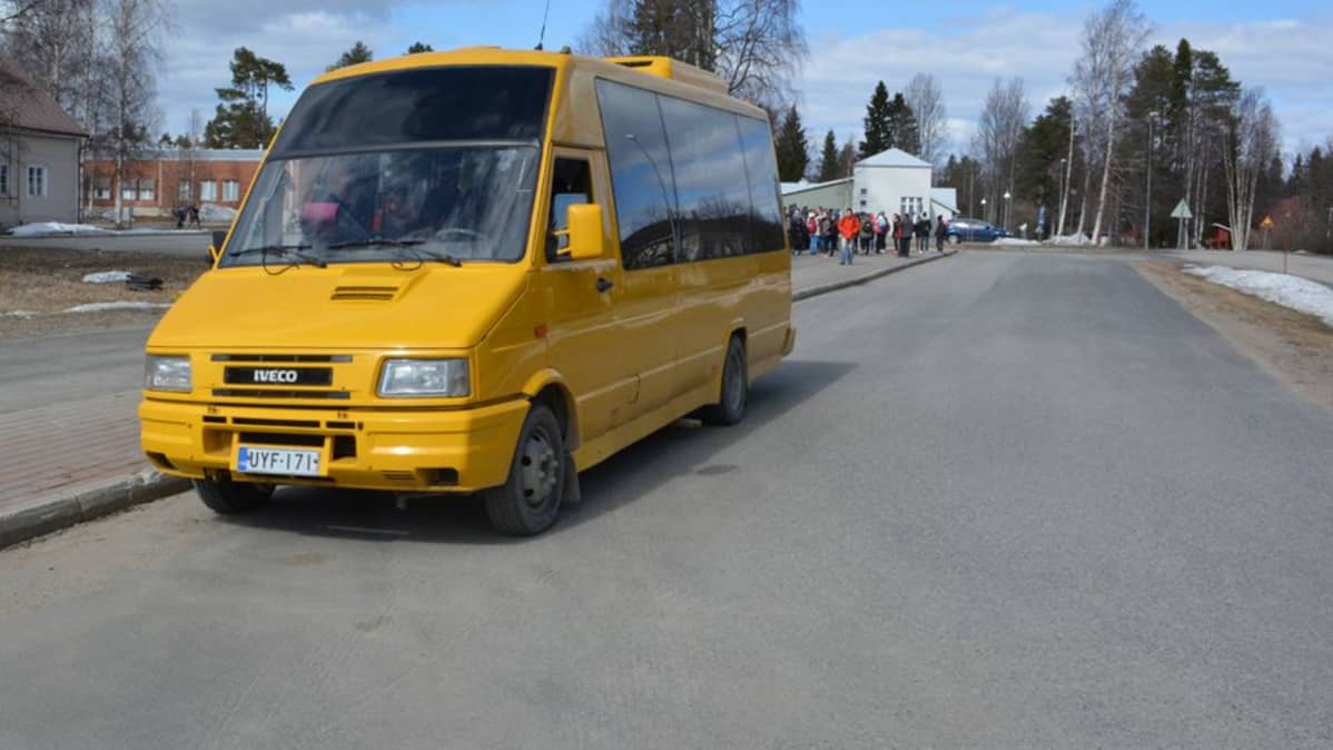Koulubussi odottelee koululaisia Simon Asemakylän koululla.