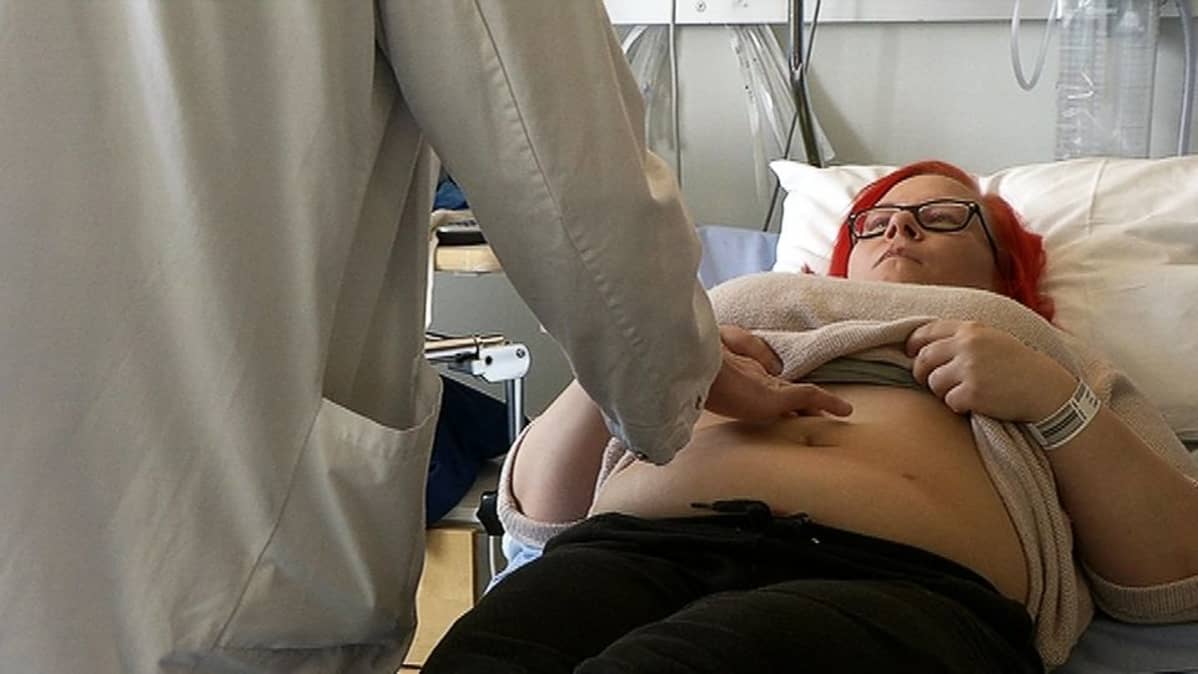 Diabetesta ja verenpainetautia sairastava Satu Launonen-Tiala (36v.) on tulossa lihavuusleikkaukseen. Apulaisylilääkäri Vesa Koivukangas tutkii.
