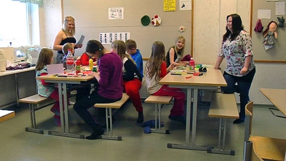 Lapsia 4H-kerhossa Ilmajoen Huissilla.