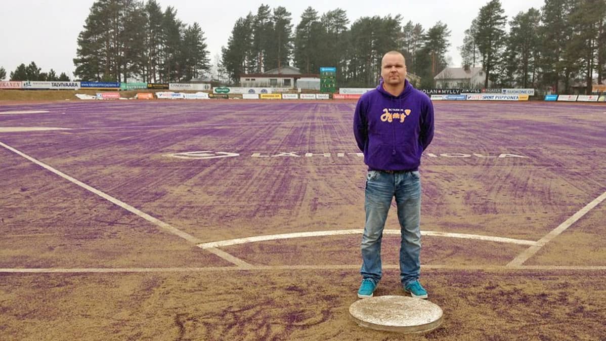 SuperJymyn urheilutoimen johtaja Mikko Kuosmanen Sotkamon pesäpallokentällä.