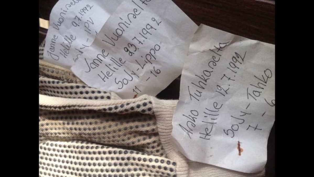 Näppylähanskoihin kiinnitetyissä lapuissa näkyy kenen syöksyhanskat ovat kyseessä.