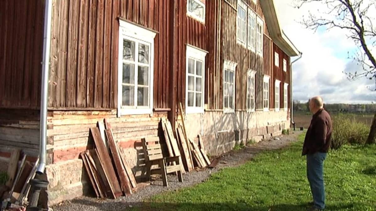 Talon komistus ovat 1800-luvulta säilyneet ikkunat. Talon ulkopinnoissa on vielä tekemistä.