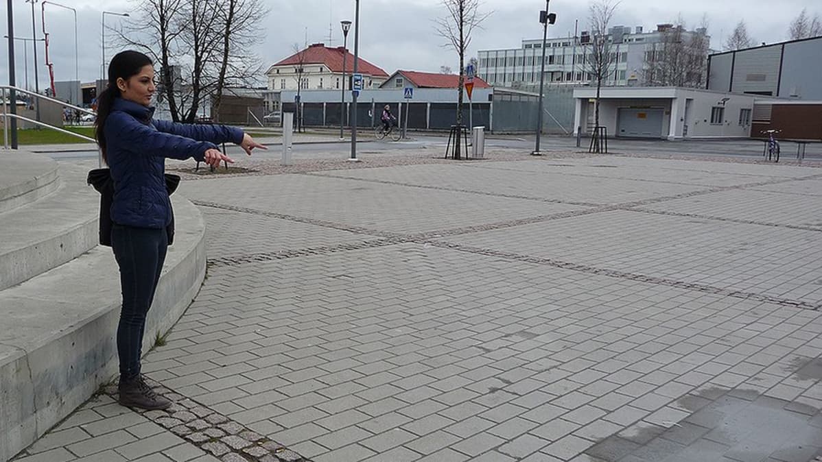 Shobha Adhikari näyttää, miten muodostelma on tarkoitus tehdä torille
