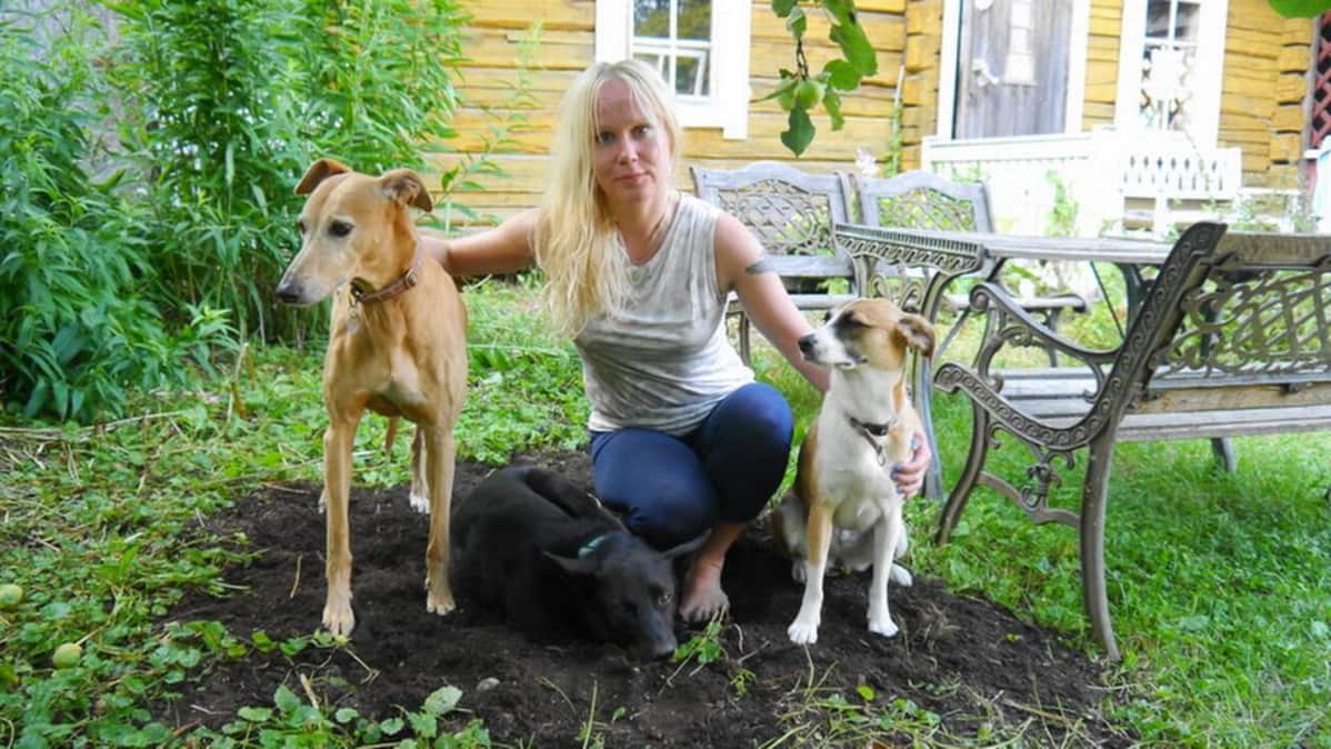 Eläinfilosofi Elisa Aaltola koiriensa kanssa