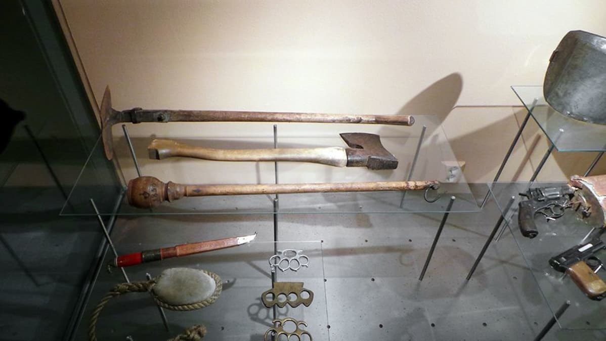 Aseita Keskusrikospoliisin Rikosmuseossa.