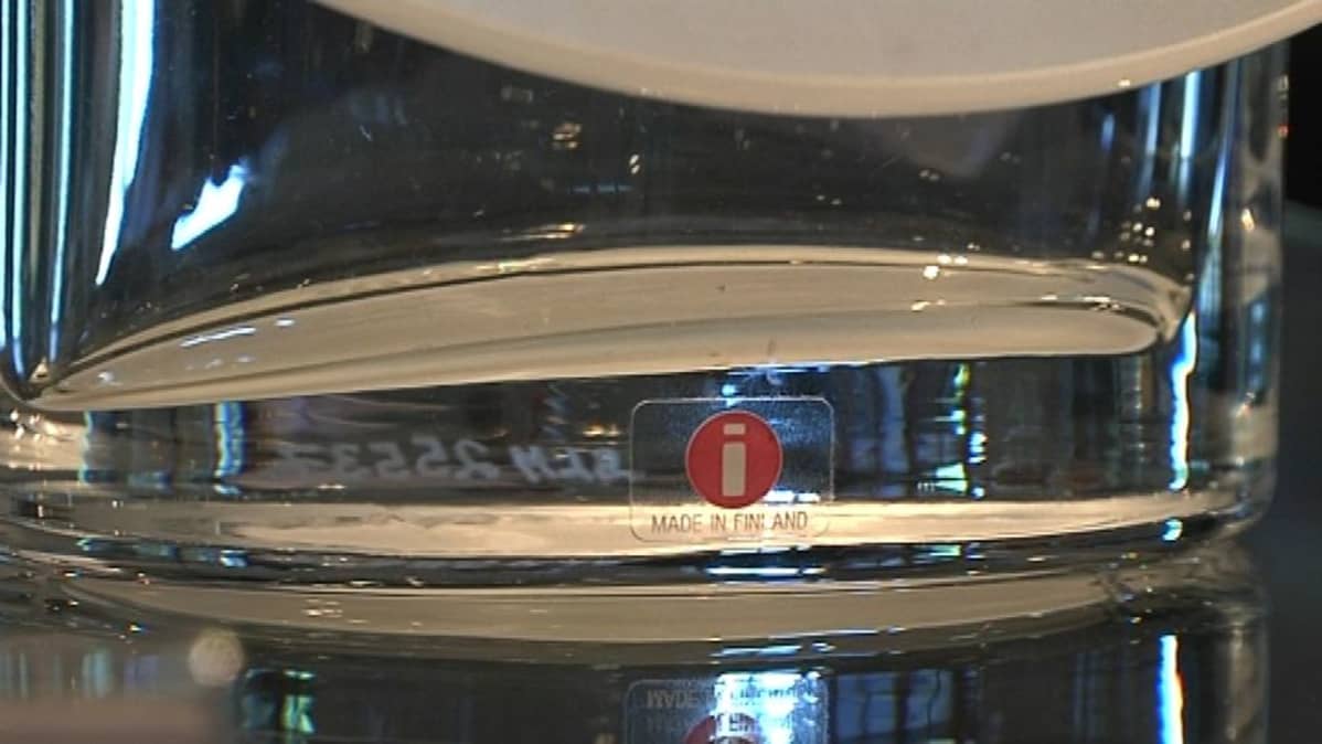 Pieni punainen i-merkki kiinnitettynä lasiin