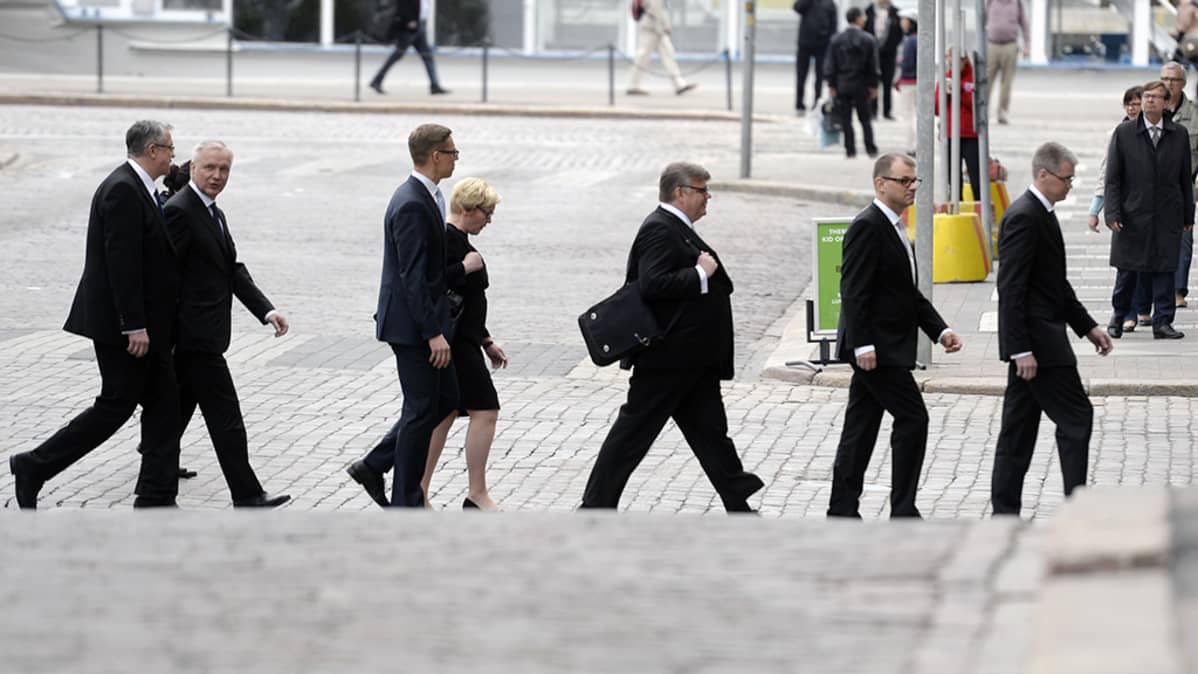 Keskustan pääministeri Juha Sipilän johtama uusi hallitus marssii tiedotustilaisuuteen valtioneuvoston juhlahuoneistoon Smolnaan.