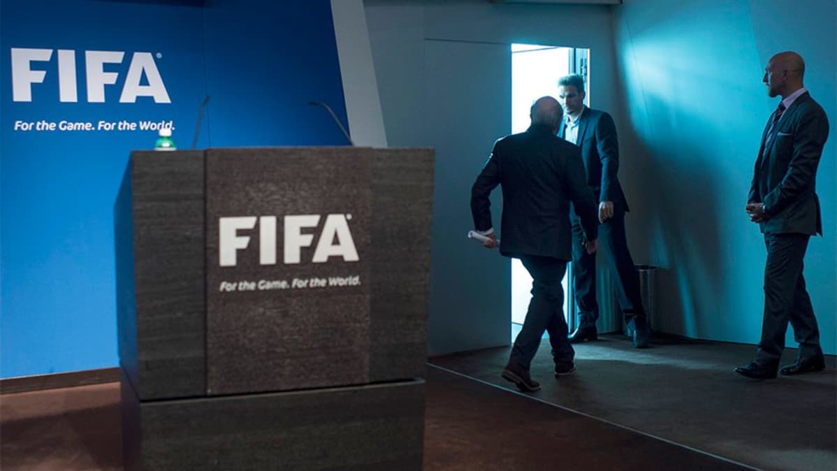 Joseph S. Blatter poistuu puhujankorokkeelta.