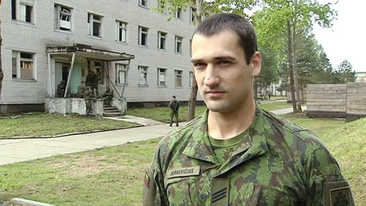 Mies sotilasasussa.
