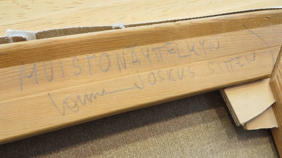 Jorma Kuulan maalaamaansa muotokuvaan lisäämä huomautusteksti: "Muistonäyttelyyn joskus sitten".