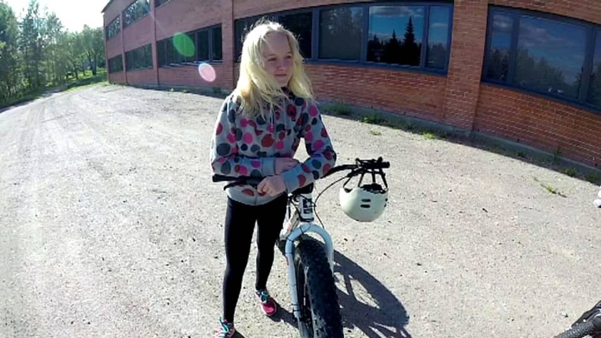 Viivi Karine nojaa läskipyörään