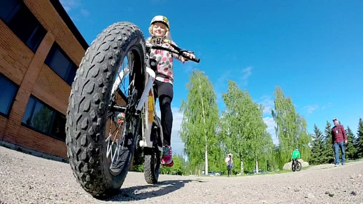 Viivi Karine ajaa läskipyörällä