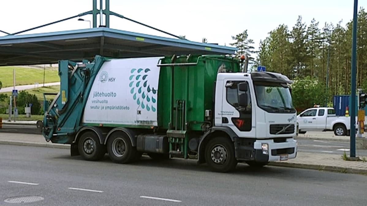 Jäteauto Ämmänsuon kaatopaikalla