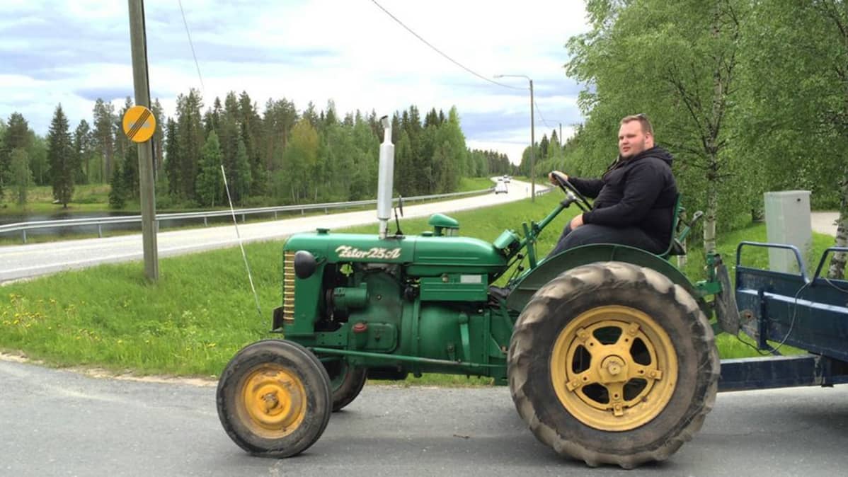Miikka Kortelainen traktorillaan.