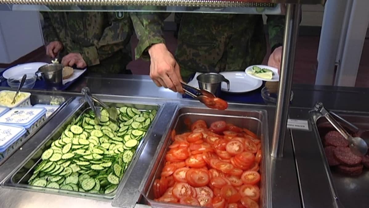 Tomaatti ja kurkku maistuvat metvurstia paremmin kesällä varusmiehille Panssariprikaatissa.