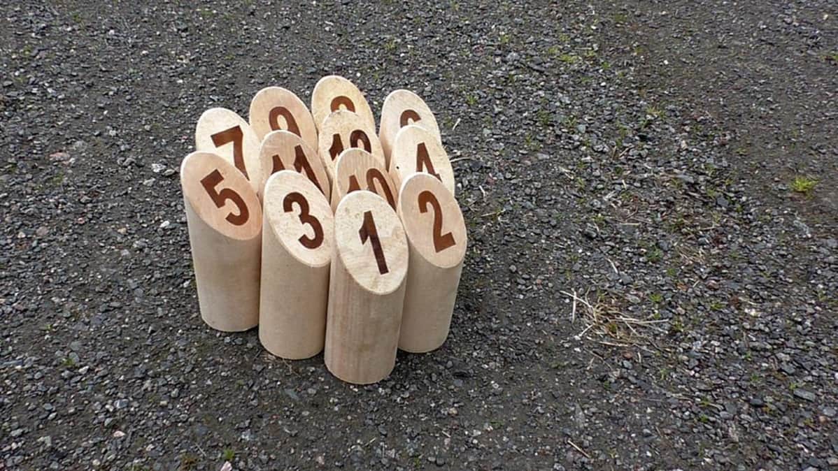 Mölkkykeilat alkuasennossa.