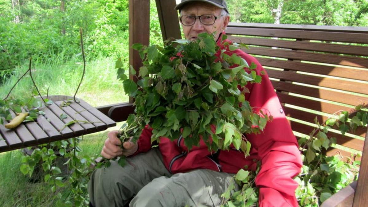 Atte Kakriainen ja saunavasta.