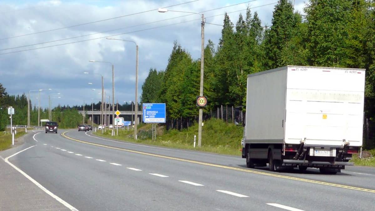 Valtatie 9:n liikennettä Ruutanassa