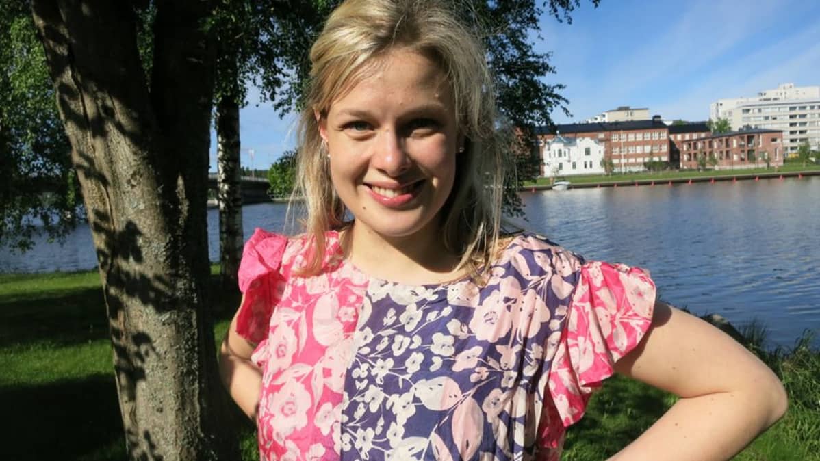 Kaisa-Mari Ruokolainen rantakoivujen katveessa.