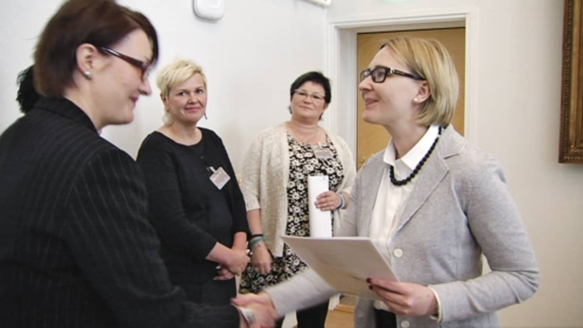 Eduskunnan puhemies Maria Lohela vastaanotti 16. kesäkuuta 2015 ensimmäistä kertaa kansalaisaloitteen.