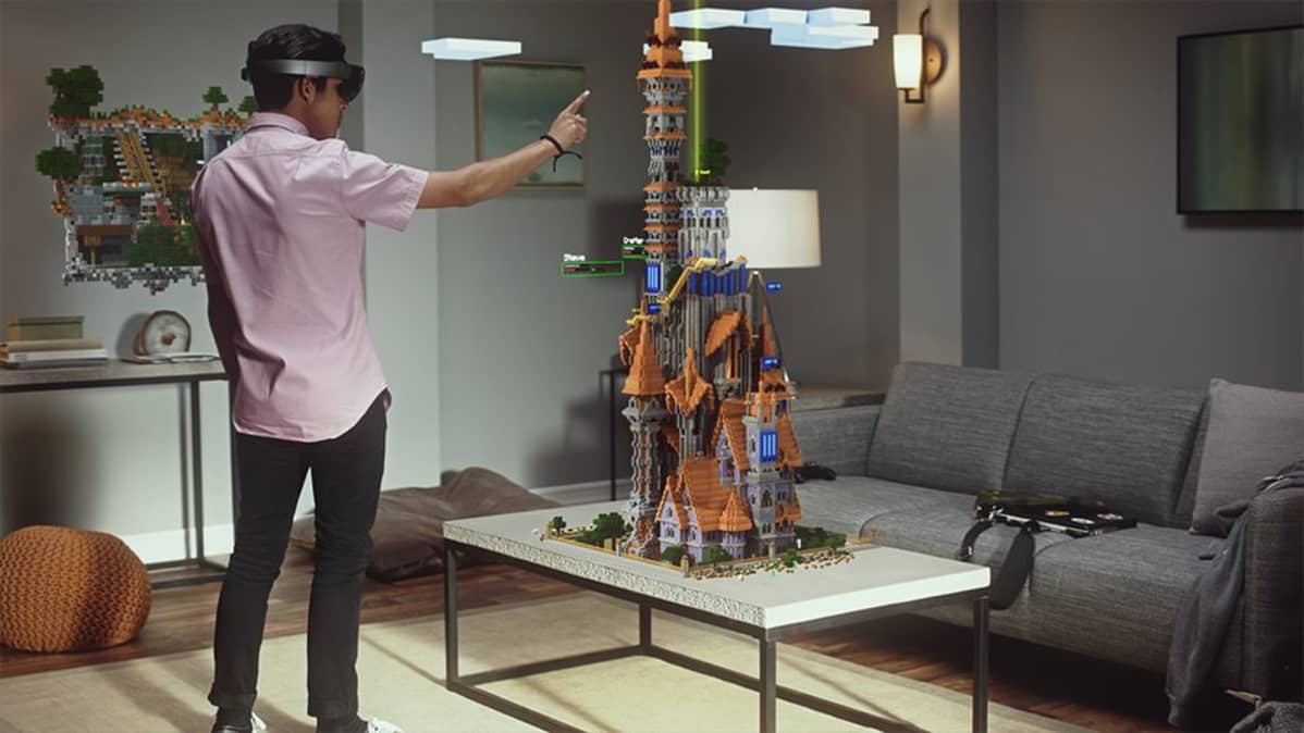 Pressikuva Hololens-lasien käytöstä.