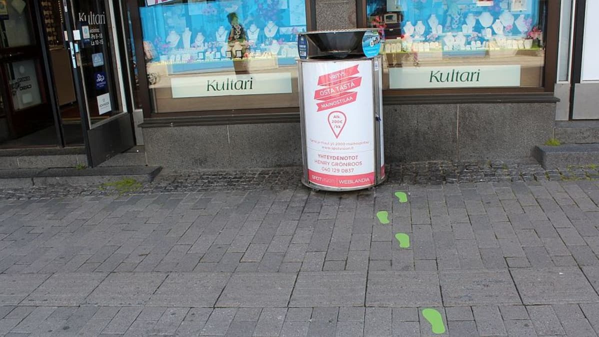 Jalanjäljet opastavat roskakorille.