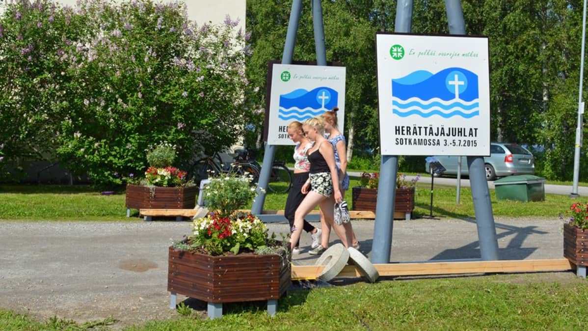 Ihmisiä kulkee läpi Herättäjäjuhlien portista.