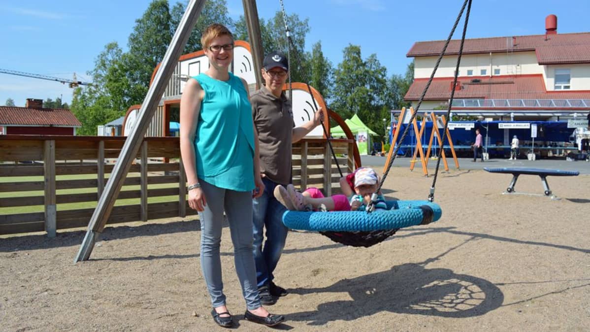 Perhe Herättäjäjuhlilla Sotkamossa.