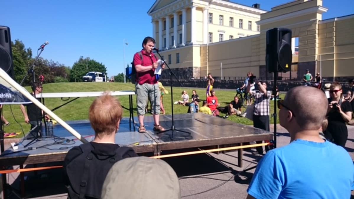 Klemetti Näkkäläjärvi pitää puheenvuoroa Pelasta Arktis -mielenosoituksessa 3.7.2015