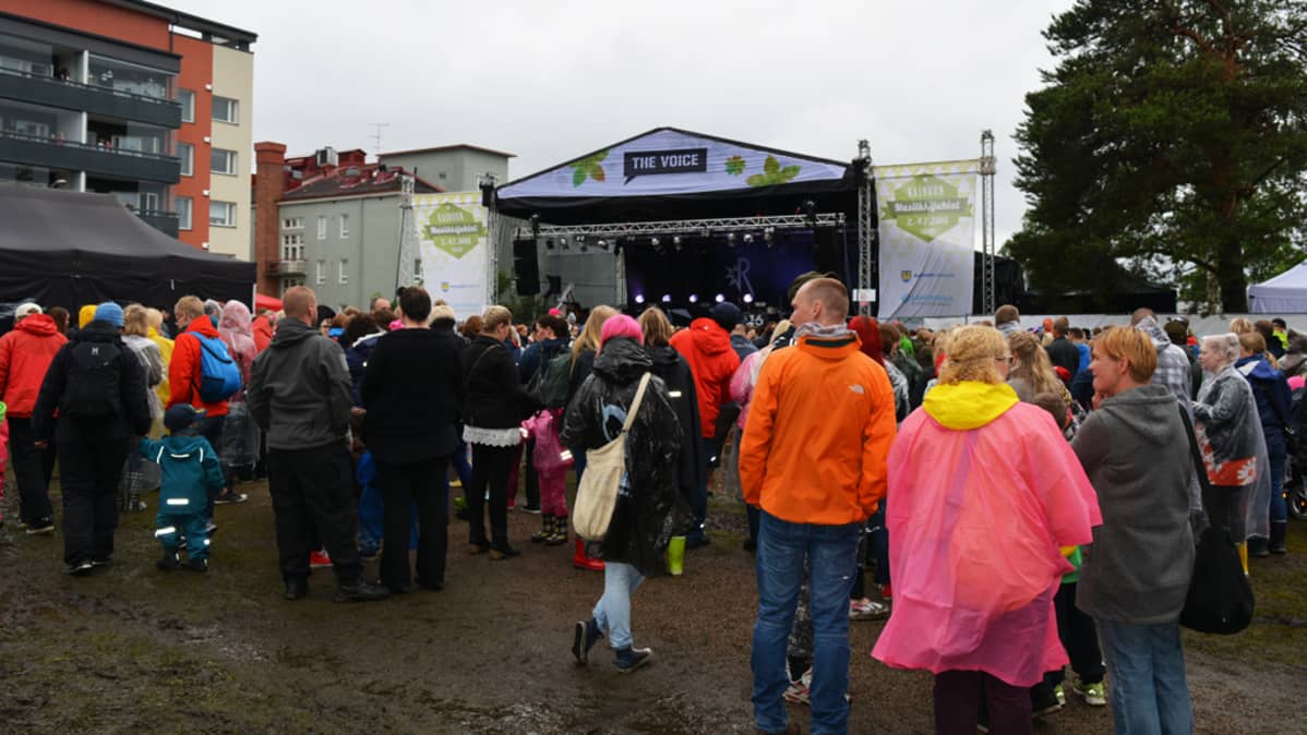 Musiikkijuhlilla yleisöä riitti sateesta ja kurasta huolimatta.