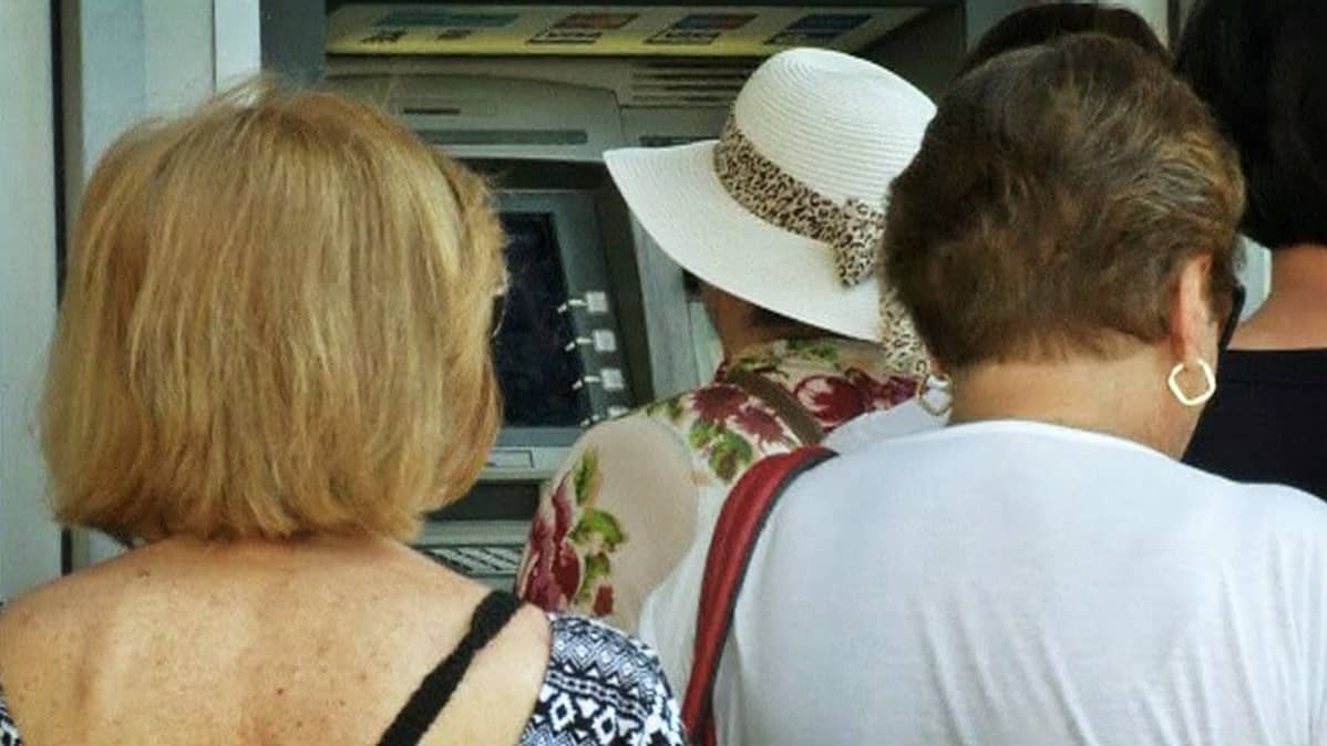 Kreikkalaisia jonottamassa pankkiautomaatilla.