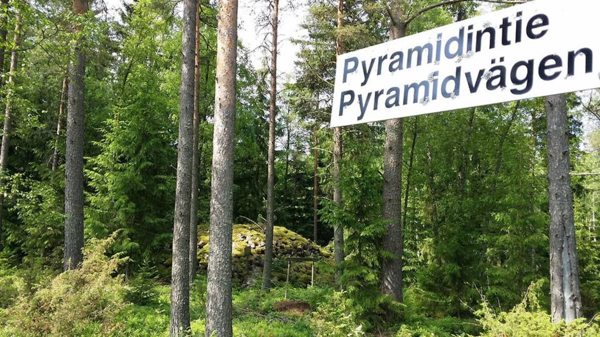 Knifsundin pyramidi Kokkolan Öjassa.