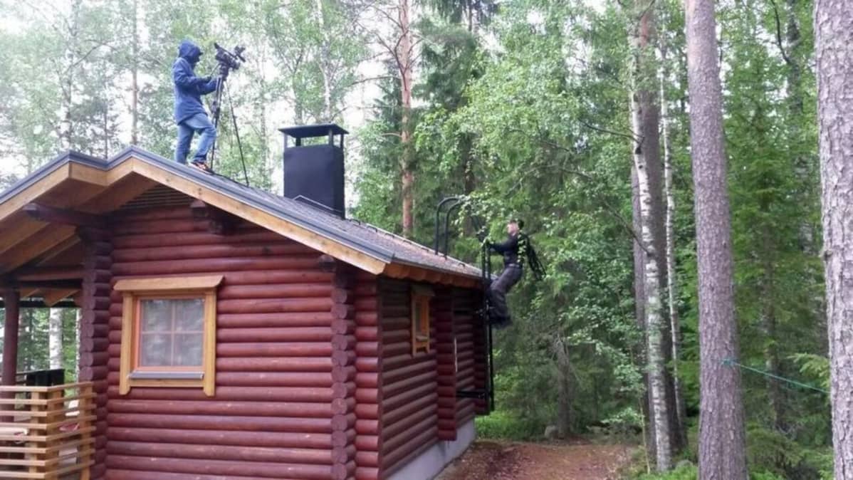 Matti Myller kuvaa ja Sami Äikäs kiipeää piippua tarkastamaan.