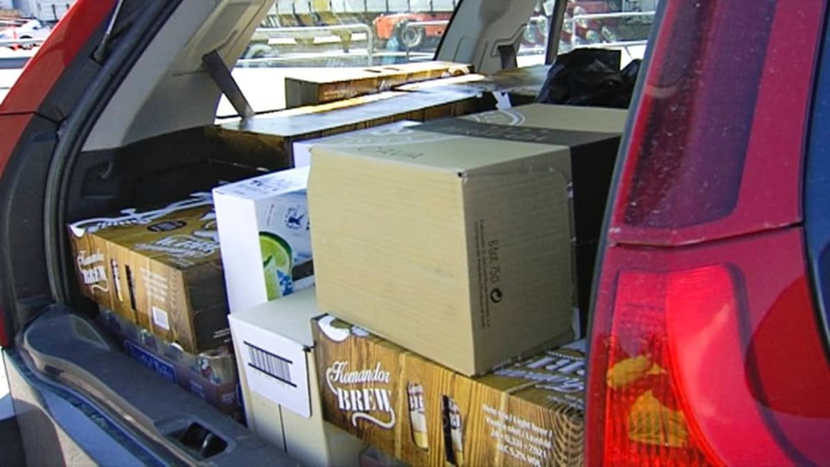 Alkoholipakkauksia auton peräkontissa.