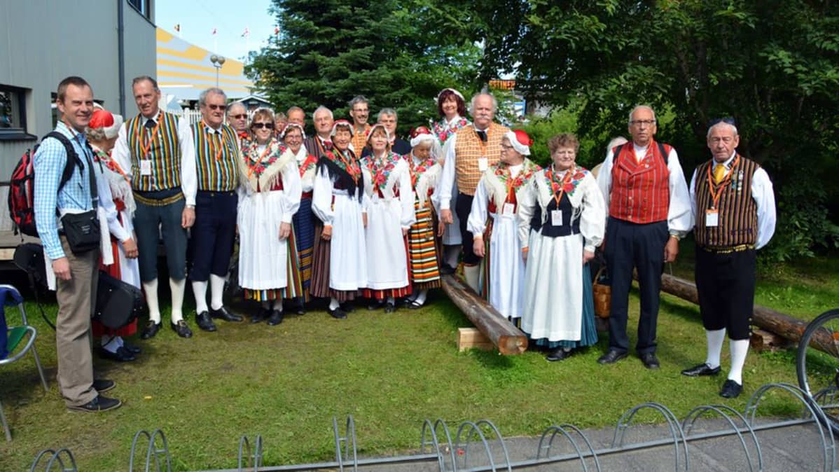 Kuvassa kansantanssiryhmä Purppuri dansarna.