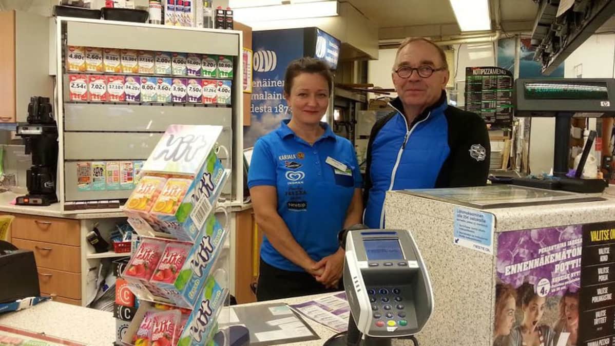 Huoltoaseman yrittäjä Pentti Salmela ja myyjä Olga Heikkinen.