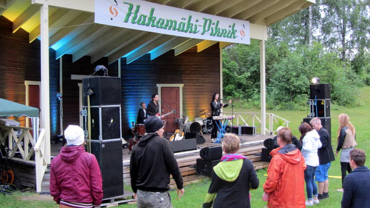 Eva & Manu esiintymässä sabitaipaleella