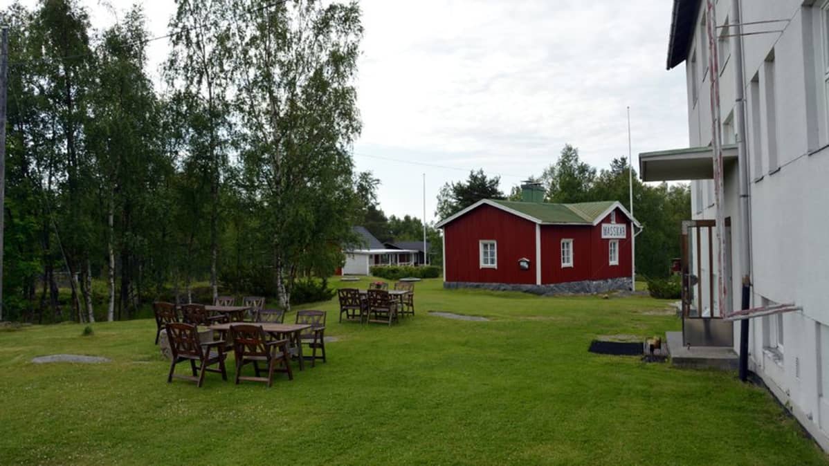 Kuvassa Mässkärin luotsiaseman pihaa.