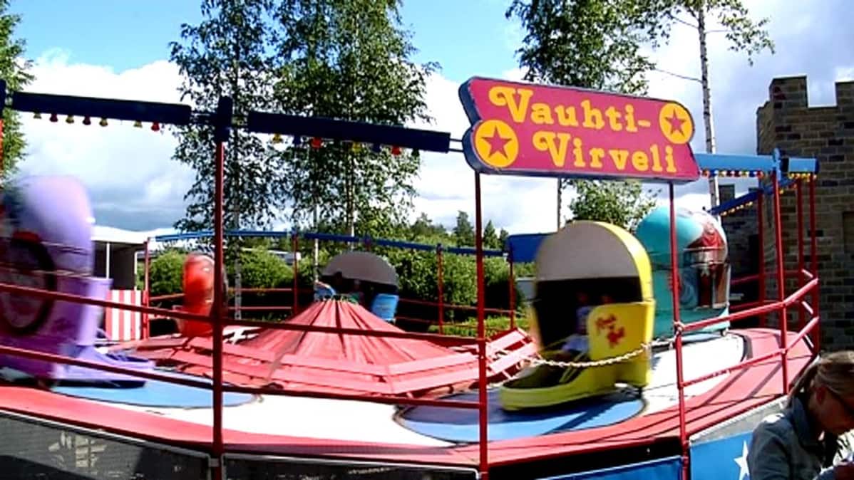 Vauhtivirveli-huvipuistolaite Nokkakiven huvipuistossa Laukaassa.