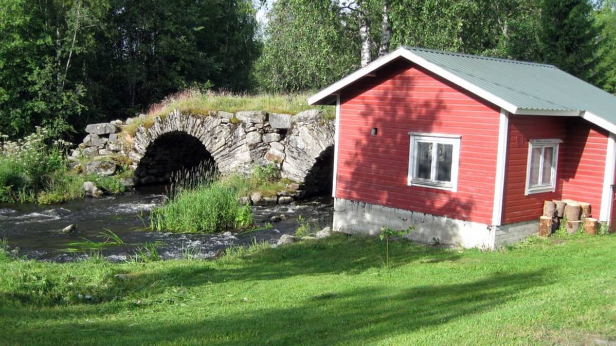 Pieni punainen möki ja kivinen kaarisilta