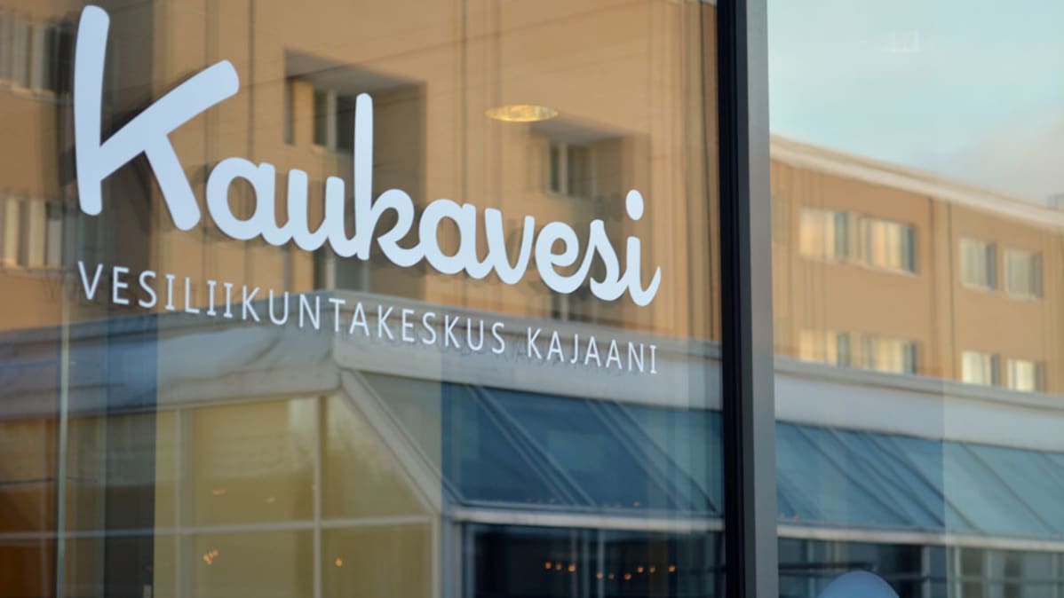Vesiliikuntakeskuksen ikkunasta heijastuu naapurissa oleva rakennus.