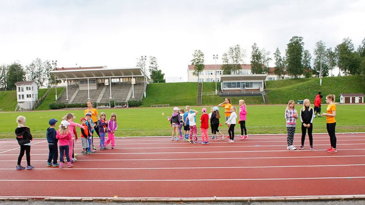 Alatornion Pirkkojen yleisurheilukoulun osallistujia Pohjan stadionilla Torniossa.
