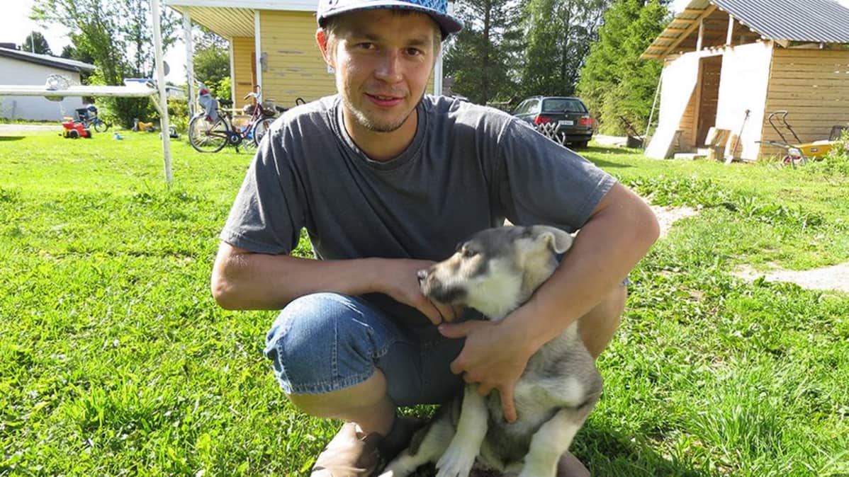Mikko Vaara jämtlanninpystykorvan pentu Aksu sylissään.