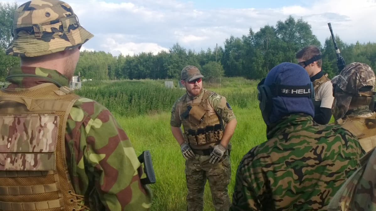 Kuvassa Airsoft-pelinjärjestäjä Harald Pohjonen valmistautumassa peliin