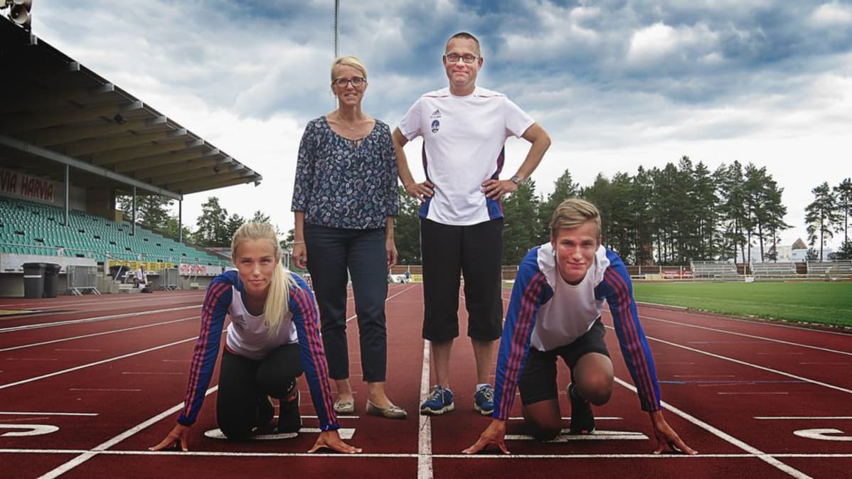 Vanhemmat Heli ja Jarkko Toivola sekä perheen nuoriso Sini ja Julius Toivola.