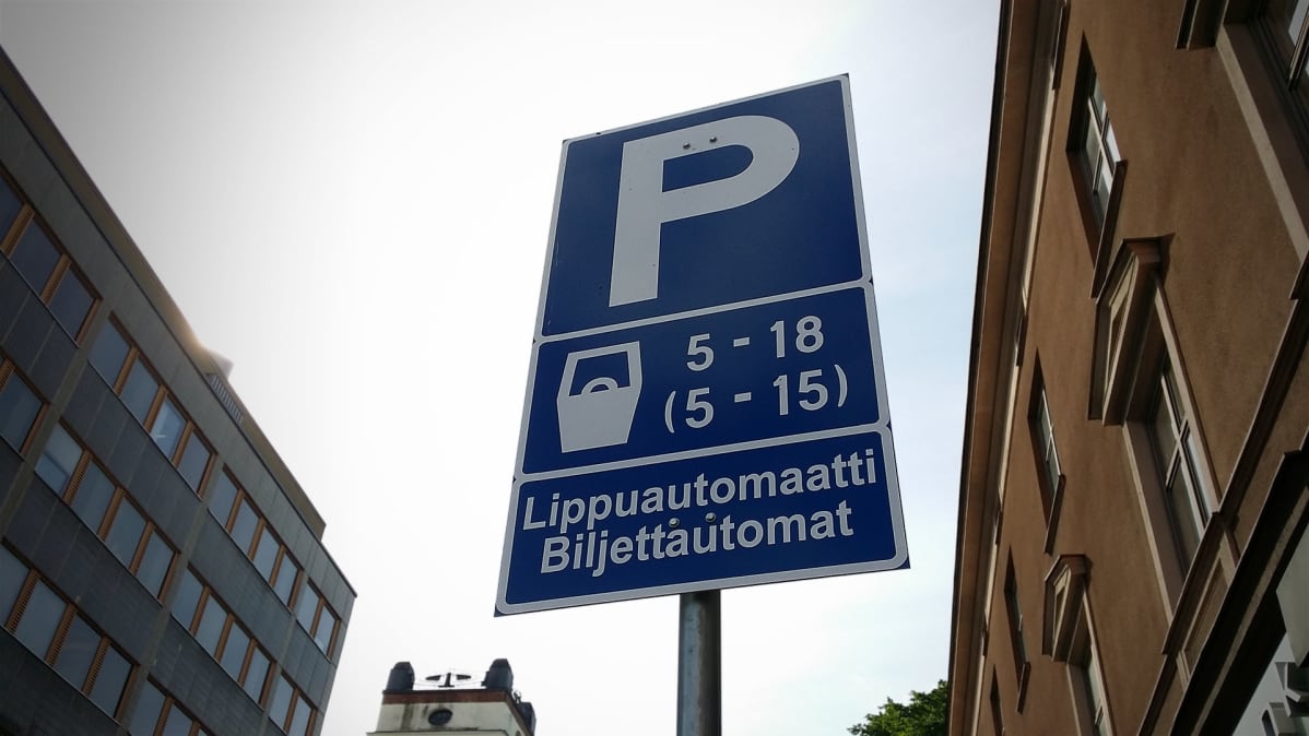 Maksullisen parkkipaikan kyltti.