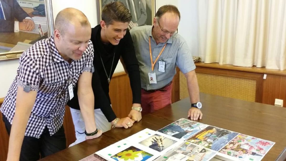 Robin ja postilaisia valitsemassa kuvaa Turku-postimerkkiin