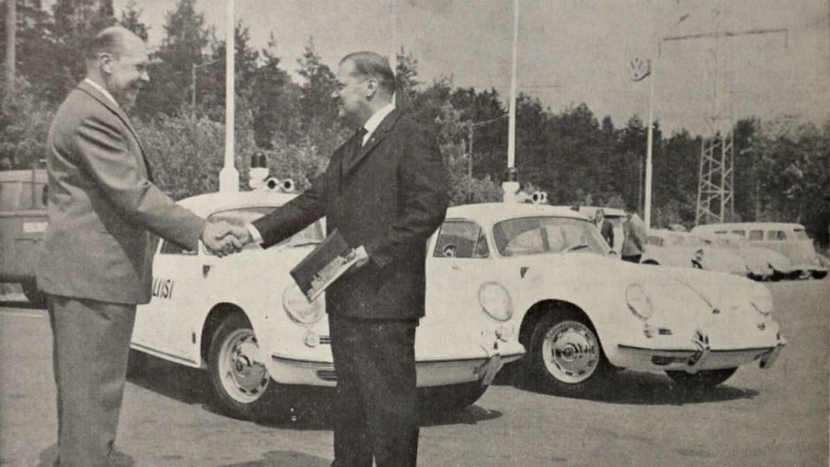 Porsche-autojen luovutus Herttoniemen korjaamolla.