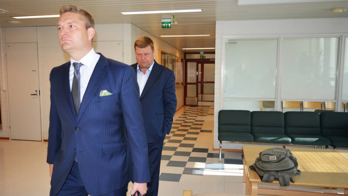 Pekka Perä menossa istuntosaliin.